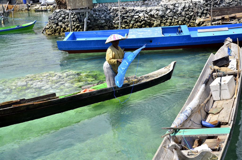 Nelayan lokal di Wakatobi dengan peralatan penangkapan ikan yang sederhana biasanya beraktivitas di wilayah pesisir. Kini mereka merasakan tangkapan ikan yang mulai berkurang, yang penyebabnya dicurigai karena penggunaan alat tangkap ikan skala besar berupa Sero. Foto : Wahyu Chandra