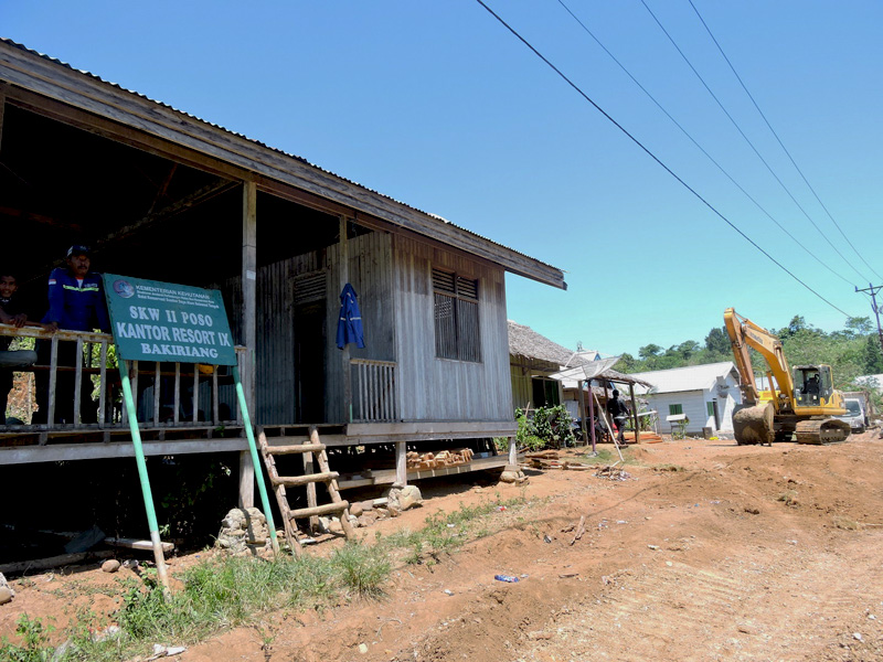 Kantor Resort Suaka Margasatwa Bakiriang hanya tersisa plang nama. Kantor ini menjadi tempat beristirahat pekerja dari perusahaan migas. Foto: Christopel Paino