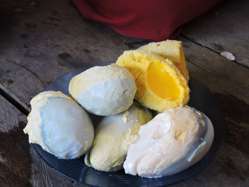 Telur maleo setelah didoa dan diritualkan, kemudian direbus dan dimakan bersama. Foto: Christopel Paino