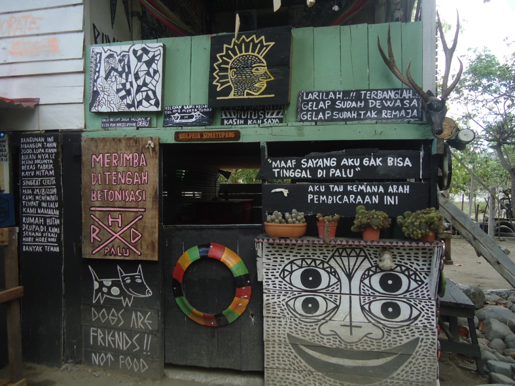 Berbagai karya seni sebagai sarana ekspresi di Rumah Hutan Drupadi Palu, Sulawesi Tengah. Foto : Themmy Doaly