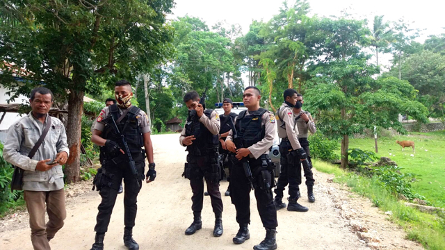 Polisi mengamankan perusahaan kala warga memblokir jalan tambang. Foto: Jatam