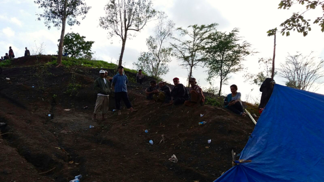 Warga menduduki lahan mereka yang dirampas SMR. FotoL Jatam
