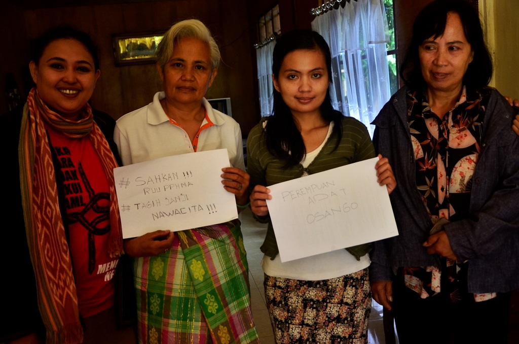 Sejumlah orang dari masyarakat adat di Kabupaten Mamasa, Sulawesi Barat, turut menagih janji Nawacita Jokowi-JK. Di Mamasa sendiri saat ini telah teridentifikasi  sekitar 22 komunitas adat, yang menunggu pengakuan dari negara. Foto : Wahyu Chandra