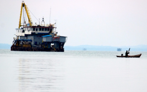 Kapal tambang timah di Teluk Kelabat, Kabupaten Bangka. Warga nelayan sejak awal protes kapal isap, keruk akan beroperasi di perairan tangkap nelayan. Gubernurpun mengeluarkan penghentian operasi sementara. Foto: Sapariah Saturi