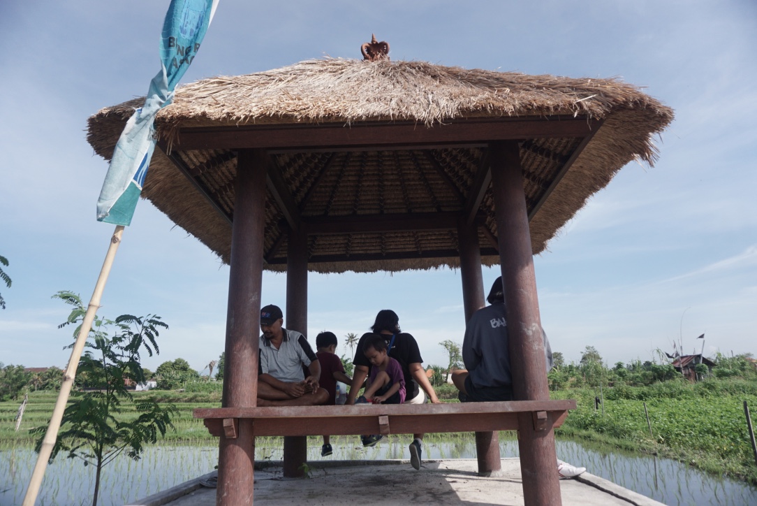 Pengunjung menikmati indahnya suasana di bale bengong di ekowisata Subak Sembung di Kelurahan Peguyangan, Kecamatan Denpasar Utara, Denpasar, Bali. Foto : Anton Muhajir