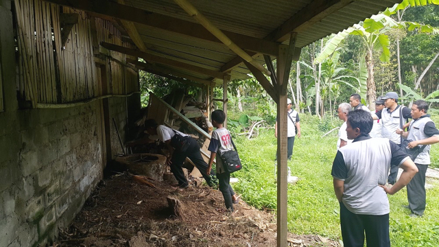 Masyarakat dari Demak belajar pengelolaan biogas. Foto: Tommy Apriando