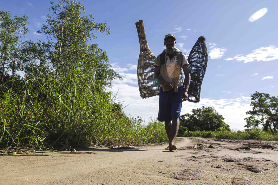 Nelayan yang mencari ikan di Suaka Margasatwa Rawa Singkil. Foto: Junaidi Hanafiah