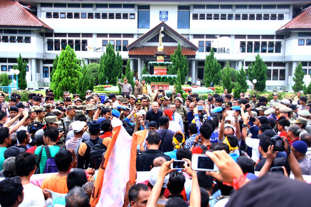 Aksi masyarakat dan nelayan mendesak penghentian operasi tambang laut yang merusak ekosistem dan menyengsarakan warga. Foto: Walhi Babel