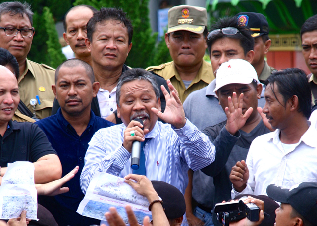 Gubernur Babel, Rustam Effendi, di tengah-tengah aksi nelayan 29 Desember. Dia menandatangani persetujuan atas tuntutan-tuntutan warga dan nelayan hari itu. Foto: Walhi Babel