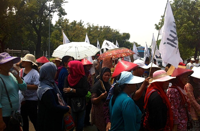 Warga dan Walhi kala aksi ke Mahkamah Agung. Foto: Walhi