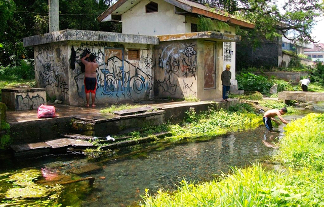 Mata air Umbul Gemulo di Kecamatan Batu, Kota Batu, Jawa Timur, sumber air bersih masyarakat yang terancam investasi. Foto: Petrus Riski