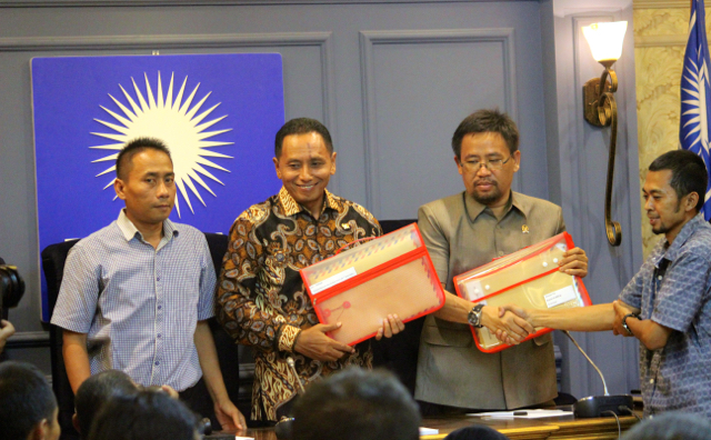 Anggota DPR Fraksi PAN, salah satu Daeng Muhammad juga Komisi III (paling kanan), menerima berkas kasus mata air Gemulo dari Warga Batu. Foto: Sapariah Saturi