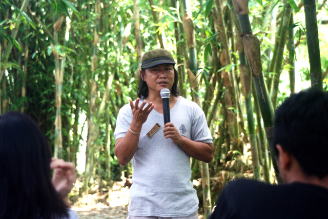 Gede Kresna, arsitek yang memanfaatkan kayu bekas dan material lokal dalam karya-karyanya. Foto: Nuswantoro