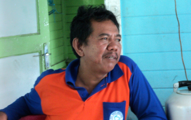 Umar, instalator PDAM Merauke. Foto: Agapitus Batbual