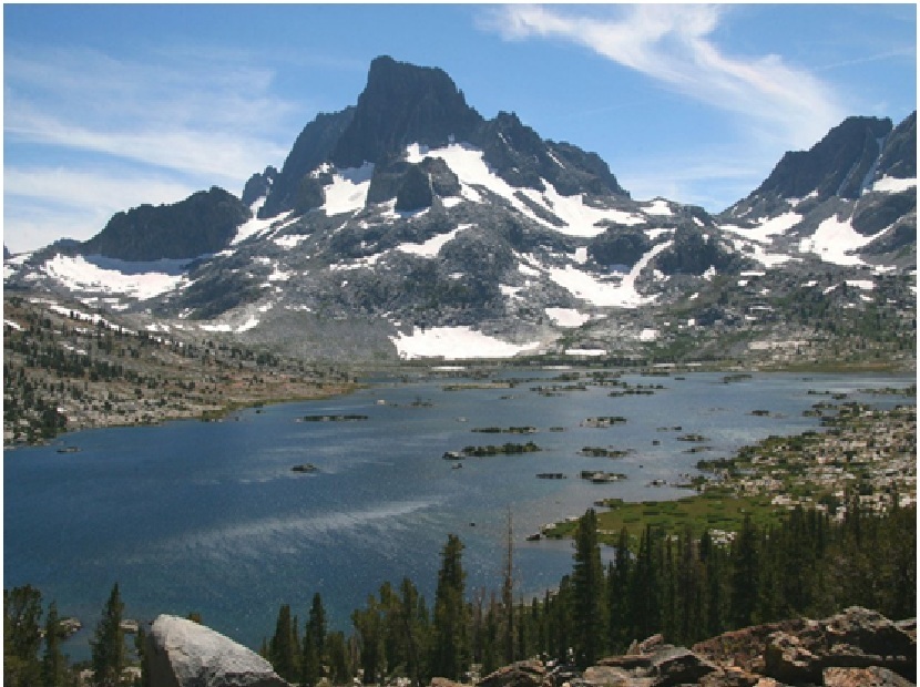 Thousand Island Lake ( 2997m ) dan Puncak Banner Puncak ( 3943m ), dilihat dari barat daya John Muir Trail / Pacific Crest Trail di 3080m , di Ansel Adams Wilderness dari Sierra Nevada , California. Foto : Wikimedia Commons
