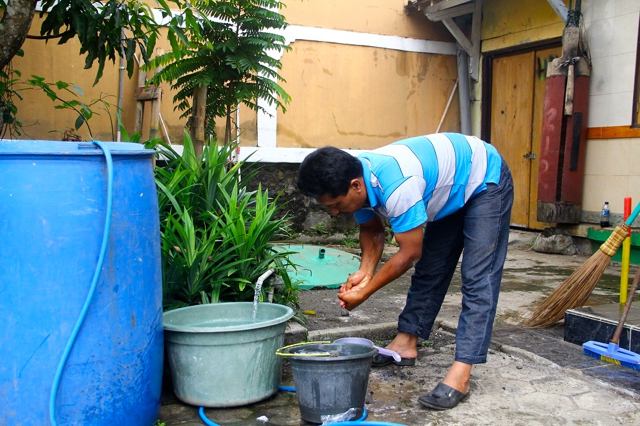Air di rumah Budi tidak sulit disedot, dampak dari adanya sumur resapan, walaupun di musim kemarau. Foto: Tommy Apriando