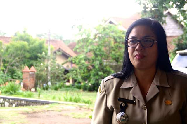 Kepala Desa Patemon Puji Rahayu menceritakan tentang Perdes Tata Kelola Air di Desa Patemon. Foto: Tommy Apriando