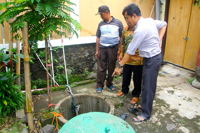 Pemantauan terhadap sumur gali dilakukan untuk mengecek tali dan pipa selang. Foto: Tommy Apriando