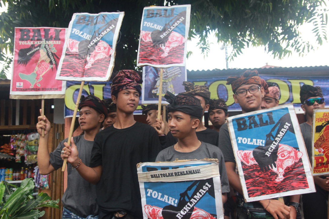 Anak-anak muda peserta aksi tolak relamasi Teluk Benoa dari warga Desa Kedonganan, Kuta Selatan, Badung pada Minggu (3/1) pagi. Foto : Anton Muhajir