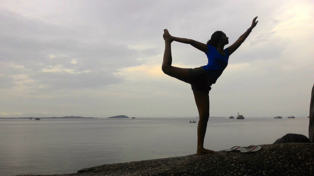 Seorang penari muda berlatih gerakan busur dan panah di Teluk Kelabat. Teluk di Pulau Bangka ini akan dijarah kapal isap. Nelayan menolak. Bersama Walhi Babel, mereka tengah berkampanye Save Teluk Kelabat. ©Norman Harsono