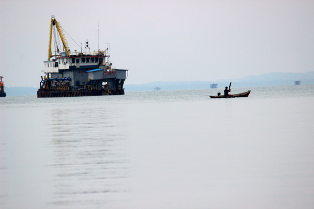 Pantai Bedinding, Belinyu, salah satu daerah yang jadi tujuan wisata. Kini, kapal isap pasir timah bermunculan di Teluk Kelabat, bersanding dengan perahu nelayan. Nelayan Pulau Bangka marah dengan kerusakan laut ©Sapariah Saturi