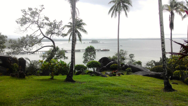 Pemandangan Teluk Kelabat dari rumah Moh. Rivai. Dia pensiunan, memutuskan memelihara tanah satu hektar milik keluarganya di Pantai Bedinding, Teluk Kelabat. Setiap hari Rivai turun ke pantai dan mengambil sampah, dari botol air sampai plastik. Kini dia berusia 68 tahun dan hanya bisa pasrah masa depan rumahnya kelak bila meninggal. ©Sapariah Saturi