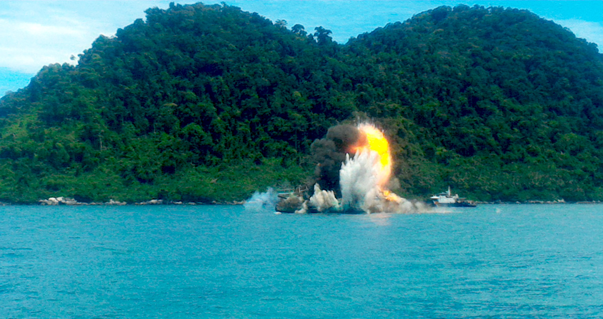 Kapal pencuri ikan asal Vietnam yang ditenggelamkan di perairan Pulau Datuk, Kabupaten Mempawah, Kalimantan Barat. Foto: Aseanty Pahlevi