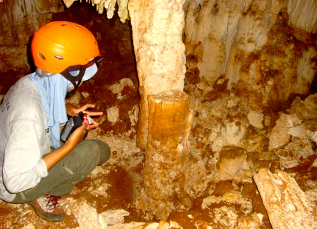 Ornamen goa tampak rusak parah. Foto: dokumentasi KRIYAW