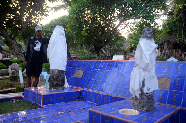 Nisan dari ornamen goa di pemakaman umum. Foto: Eko Rusdianto