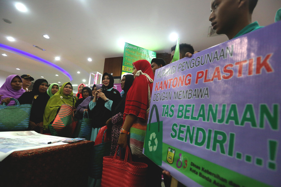 Sebelum ada kantong plastik, masyarakat Aceh memiliki budaya membawa keranjang dari daun pandan, rotan, maupun lainnya saat berbelanja. Foto: Humas Pemko Banda Aceh