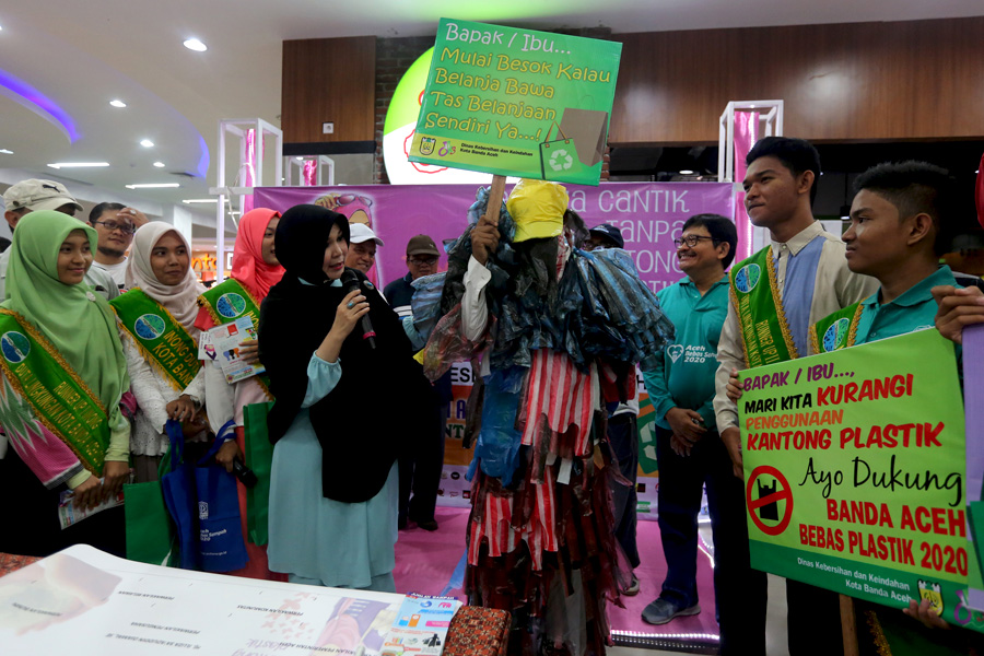 Wali Kota Banda Aceh, Illiza Sa’aduddin Djamal, saat mendeklarasikan Kota Banda Aceh Bebas Plastik, Minggu (21/2/2016). Foto: Humas 