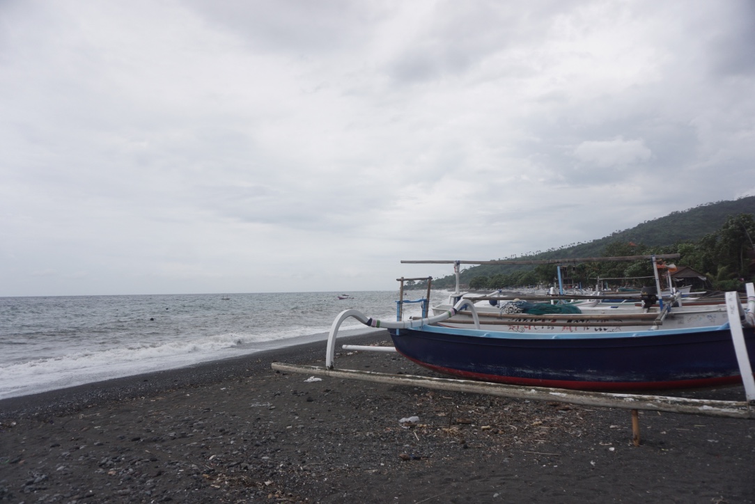 Suasana pantai Amed, Desa Purwakerthi, Karangasem, Bali yang terlihat sepi dari aktivitas perikanan karena nelayan takut melaut akibat cuaca buruk. Foto : Anton Muhajir