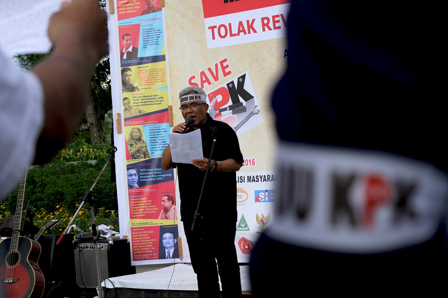 Dr Hermansyah, akademisi Universitas Tanjungpura Pontianak menyampaikan orasi singkat di ajang Mimbar Bebas menolak Revisi UU KPK, Senin (22/2/2016). Foto: Andi Fachrizal