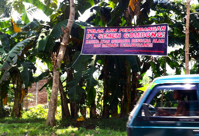 Spanduk di pinggir jalan Desa Sikayu berisi penolakan penambangan oleh PT Semen Gombong.Foto: Nuswantoro