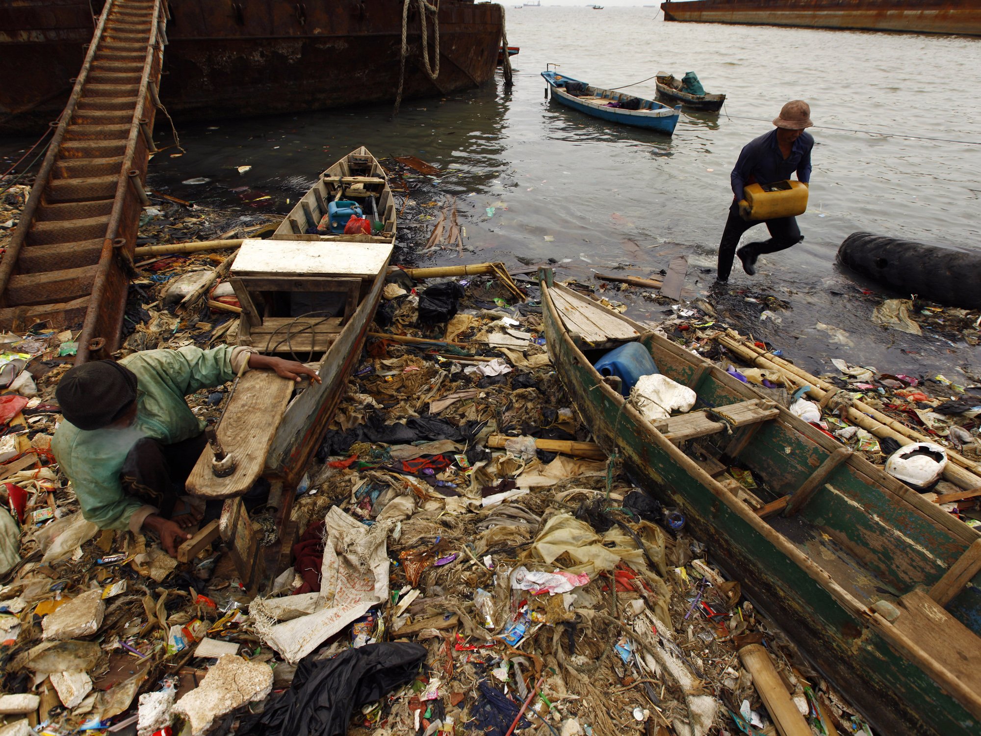 Perairan Teluk Jakarta yang dipenuhi sampah seperti terlihat di Cilincing, Jakarta Utara. Didokumentasikan pada tahun 2013. Foto: Beawiharta/Reuters
