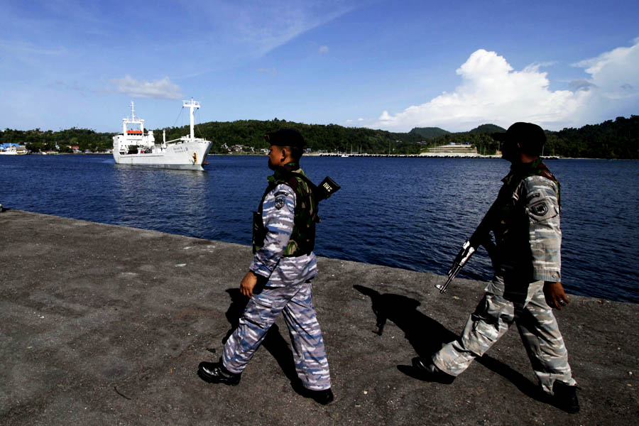 Kapal Silver Sea 2 asal Thailand yang ditangkap oleh KRI Teuku Umar, Kamis (13/8/15) lalu. Kapal ini tidak memiliki Surat Izin Kapal Pengangkut/Pengumpul Ikan (SIKPI) dan bukan kapal penangkap ikan. Foto: Junaidi Hanafiah