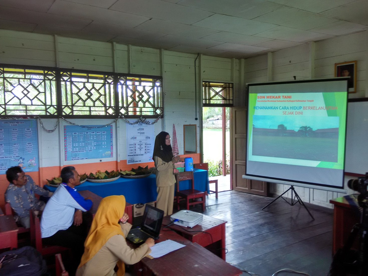 Marsini, Kepala SDN Mekartani Desa Mendawai, Katingan, Kalsel menjelaskan bagaimana proses belajar di sekolahnya. SD ditepi Taman Nasional Sebangau ini merupakan sekolah peraih Adiwiyata Nasional yang mengajarkan kearifan alam sebagai salah satu mata pelajarannya. Foto : M Ambari