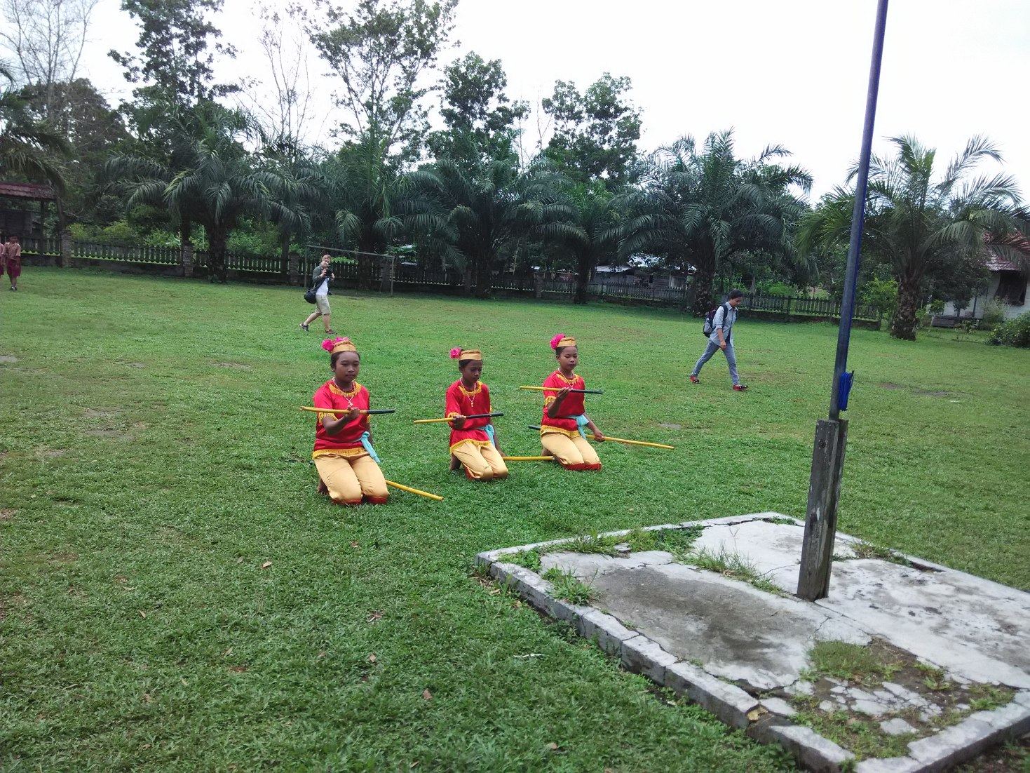 Tiga orang siswi SDN Mekartani di Desa Mendawai, Katingan, Kalsel menarikan tari Giring-giring di halaman sekolahnya. SD ditepi Taman Nasional Sebangau ini merupakan sekolah peraih Adiwiyata Nasional yang mengajarkan kearifan alam sebagai salah satu mata pelajarannya. Foto : M Ambari