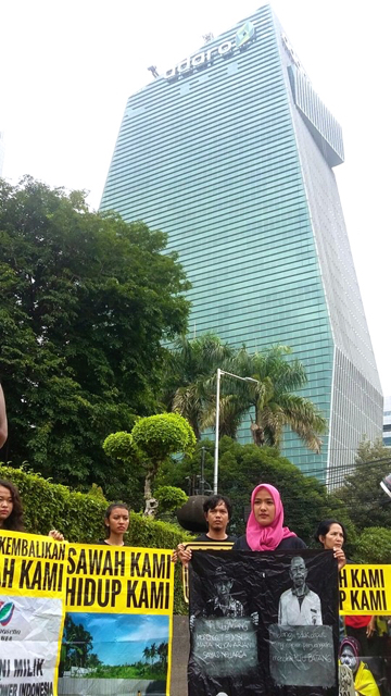 Investor sudah menutup lahan dengan seng padahal di dalamnya masih ada tanah warga yang belum dibebaskan. Warga tetap bertahan. Foto: Indra Nugraha