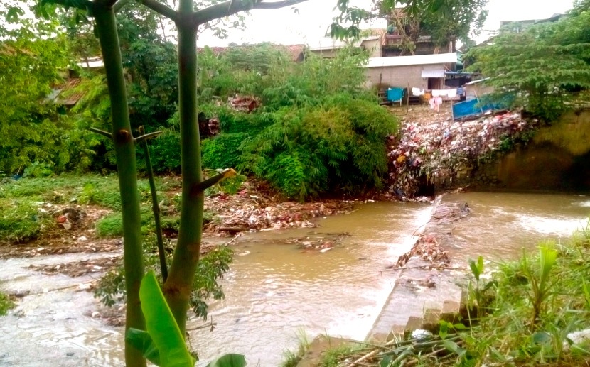Kesadaran yang rendah. Sampah masih dibuang di bantaran kali. Foto: LP Hutahaean