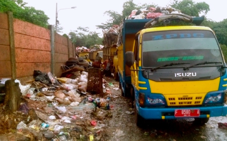 Kemampuan pengangkutan oleh truk sampah di kota Bogor tidak seimbang dengan sampah domestik dihasilkan