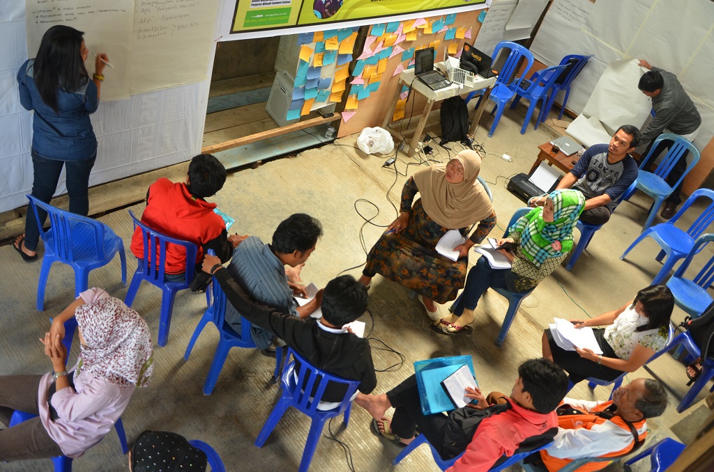 AMAN Sulsel memfasilitasi penulisan etnografi masyarakat adat dimana masyarakat adat diharapkan dapat menuliskan sendiri tentang sejarah, kelembagaan dan seluruh aspek ritual yang ada di wilayahnya. Foto: Wahyu Chandra