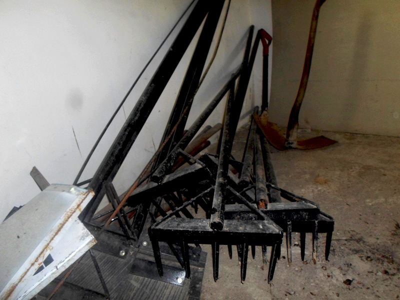 Inilah garu api yang digunakan warga untuk memadamkan api di lahan gambut. Foto: Taufik Wijaya