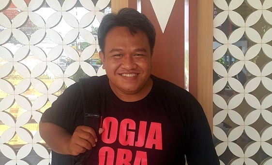 Dandhy Dwi Laksono memakai kaos Jogja Ora Didol sebagai dukungan perjuangan masyarakat menjaga alam, air dan budaya di Jogja. Foto: Tommy Apriando