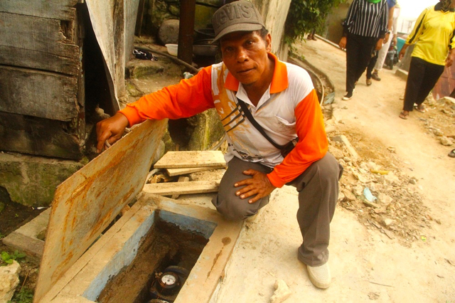 Tambupolon, Ketua KSM Gang Kerinci menujukkan master meter untuk 55 pelanggan. Foto: Tommy Apriando