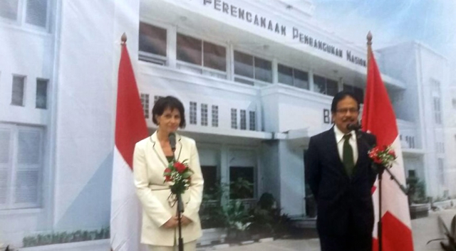 Wakil Presiden sekaligus Menteri Lingkungan Hidup, Transportasi, Energi dan Komunikasi Swiss Doris Leuthard (kiri) dan Menteri Perencanaan Nasional/Bappenas, Sofyan Djalil. Foto: Indra Nugraha