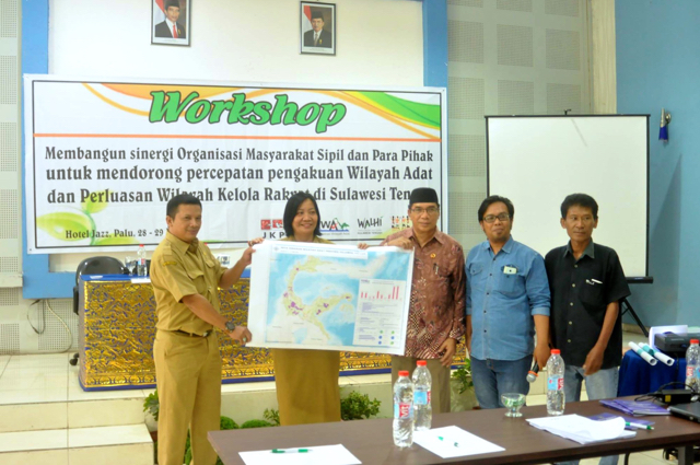 Penyerahan peta partisipatif wilayah masyarakat adat Sulteng. Andika Ndika