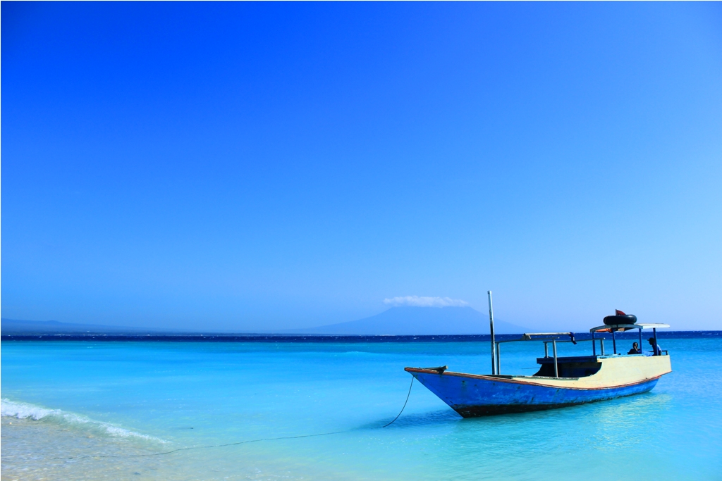 Pantai pasir putih di Pulau Tabuhan, Banyuwangi, Jawa Timur yang putih mempesona. Foto :  ijen volcano tour