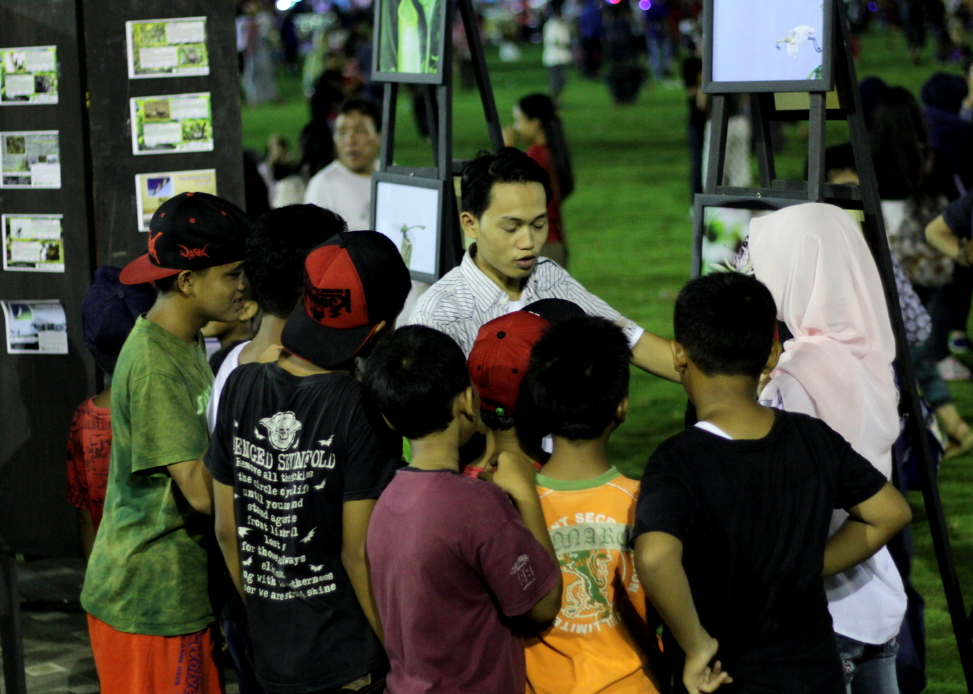 Anggota Banyumas Wildlife Photography dikerumuni anak-anak yang penasaran soal satwaliar. Bawor mengadakan pameran hidupan liar di Alun-alun Purwokerto, pada Sabtu malam (26/03/2016). Foto : Bawor