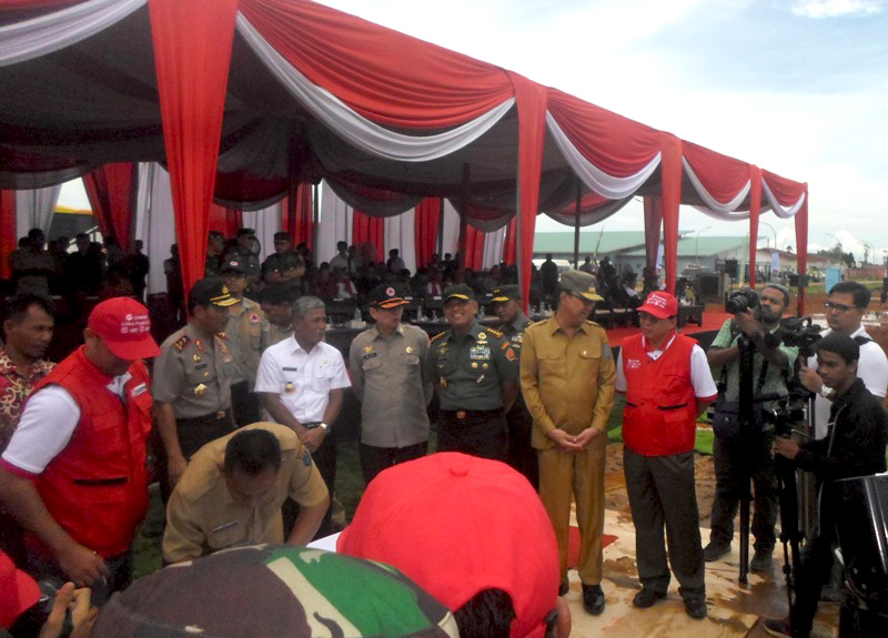 Proses penandatangan komitmen APP-Sinar Mas dengan BNPB, Pemerintah Sumsel, Pemerintah OKI, dan masyarakat. Foto: Taufik Wijaya